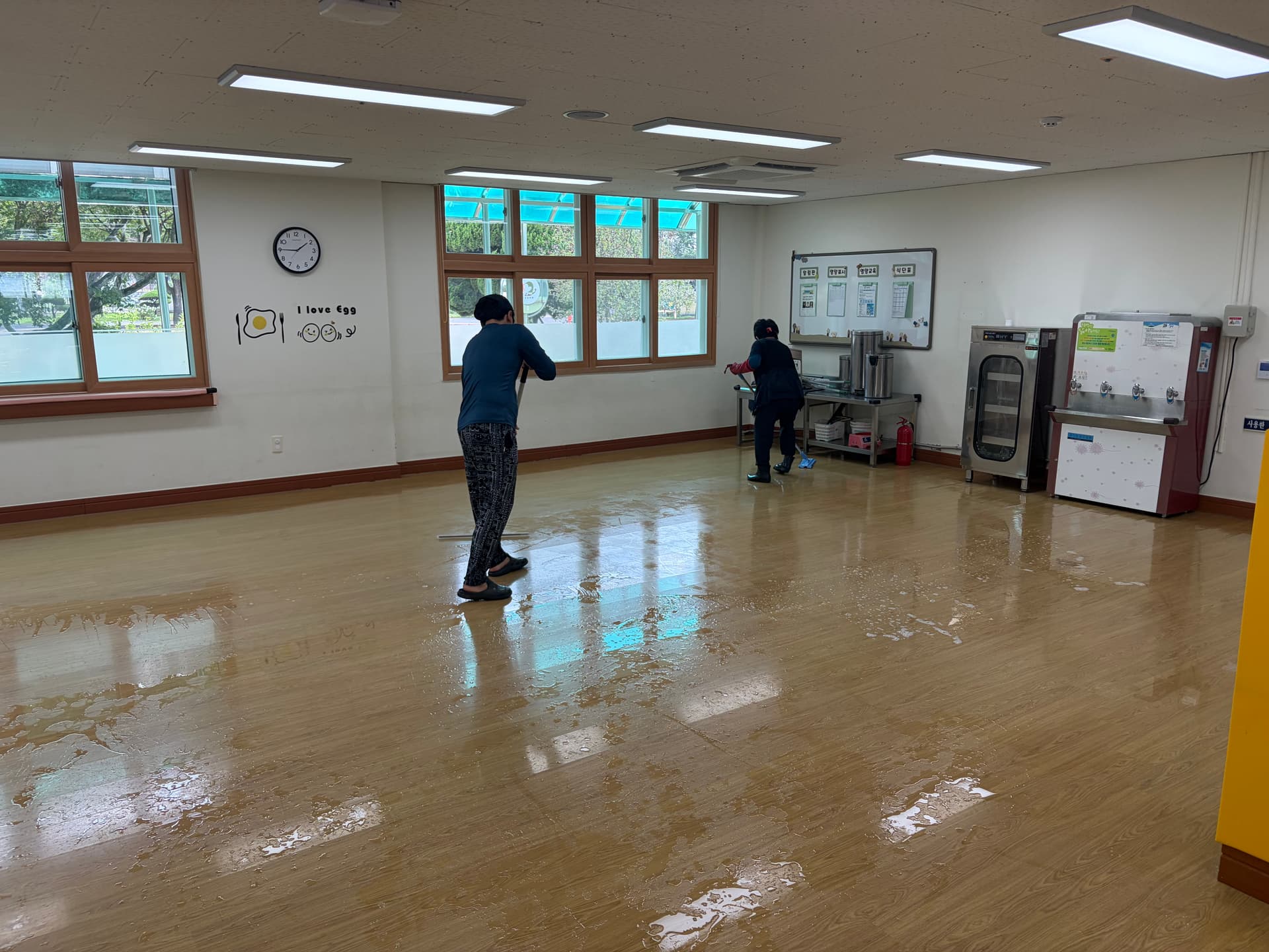 학교 교실 바닥을 세척하는 실제 작업 모습